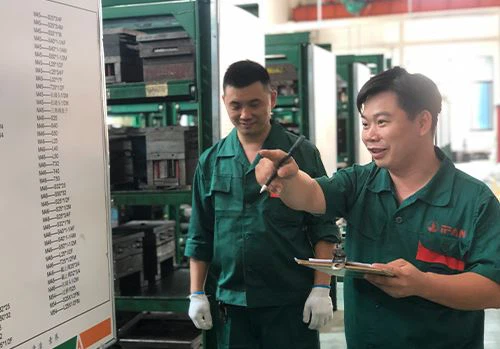 Bir Parti PPR Boru Ek Parçaları Paketleniyor